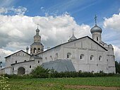 Трапезная Введенской церкви и древненастоятельские кельи (слева)