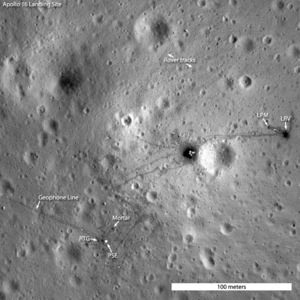 Место посадки «Аполлон-16», снятое КА LRO в апреле 2012 года. Чуть правее центра — посадочная ступень «Ориона». LPM — лунный портативный магнитометр, LRV — «Лунный Ровер». К юго-западу от «Ориона» место установки приборов ALSEP. От него налево вверх тянется геофонная линия