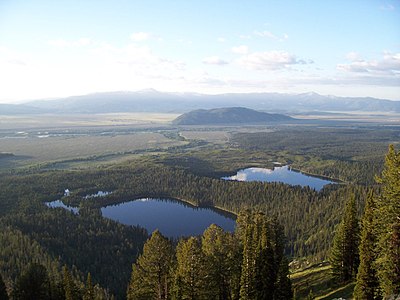 Озёра Брэдли (слева) и Таггарт (справа)