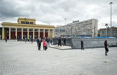 Северный вестибюль (слева) и вход на станцию Большой кольцевой линии «Петровский парк»