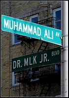 Знак с улицы, названной в честь Мухаммеда Али, в Ньюарке, Нью-Джерси