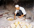Приготовление уйгурских лепёшек в Кашгаре