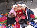 Три уйгурские девочки на воскресном рынке в городе-оазисе Хотане