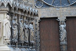 Статуи с левой стороны портала и Богородица с младенцем в проёме