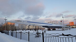 Ту-144, установленный на постаменте в г. Казани возле здания КАИ (№ 77107)