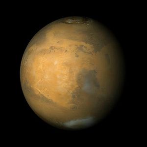 Марс, снятый Mars Orbiter Camera в насыщенных цветах. В центре Земля Аравия (яркая область)[3]