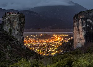 Вид на ночную Каламбаку с Метеоры