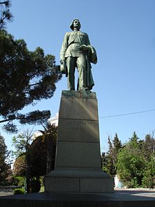 Памятник Максиму Горькому перед Приморским парком им. Ю. А. Гагарина