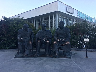 Памятник «Большой тройке» (Черчилль, Рузвельт, Сталин) на территории Ливадийского дворца