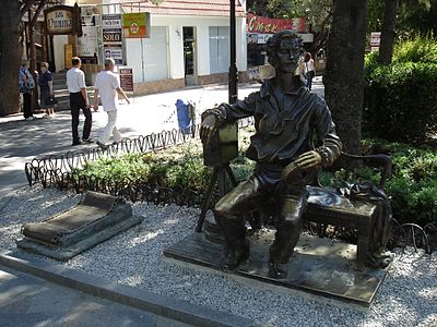 Памятник Александру Ханжонкову — создателю Ялтинской киностудии