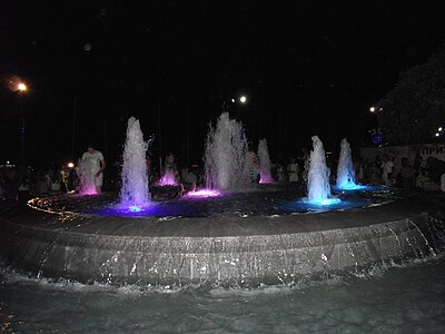 Подсвечивающийся вечером фонтан на ялтинской набережной.