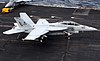 Многоцелевой истребитель-бомбардировщик F/A-18E/F «Супер-Хорнет» в момент касания палубы Авианосец № 69 «Эйзенхауэр»