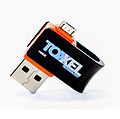 С USB-разъёмом типа А и microUSB-разъёмом типа B (для подключения к смартфонам, планшетам и т. д.)