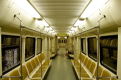 Пассажирский салон 81-740/741 раннего выпуска с жёлтыми сиденьями и малым числом форточек