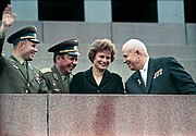 Никита Хрущёв (справа) и космонавты Валентина Терешкова, Павел Попович (в центре) и Юрий Гагарин на трибуне Мавзолея Ленина, 1963 год