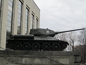 У главного входа в Центральный музей Вооружённых Сил в Москве