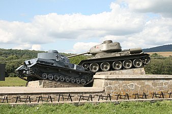 Танковая композиция в Свиднике, Словакия на месте боёв за Дуклинский перевал