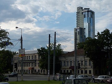 Начало Измайловского шоссе, первые дома по левой стороне — д. 3 и д. 3а.