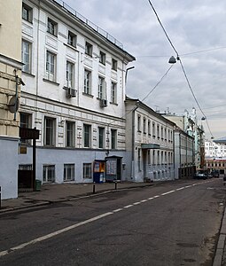 Торец главного дома и флигели усадьбы