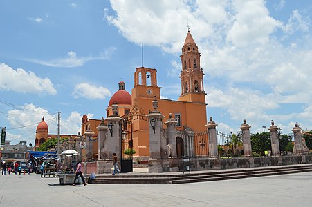 Церковь и площадь в Хувентино-Росасе