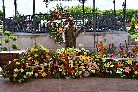 Памятник Хувентино Росасу