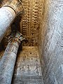 Яркая раскраска колонн и стен храма