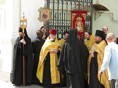 Монахи Покровского монастыря. На хоругвях две Озерянские иконы
