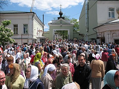 Православные миряне в монастыре.