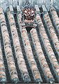 Правый сиса с открытым ртом на традиционной плитке крыши в Окинава.