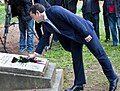 Алексис Ципрас возлагает красные розы на Мемориал Кайсариани.