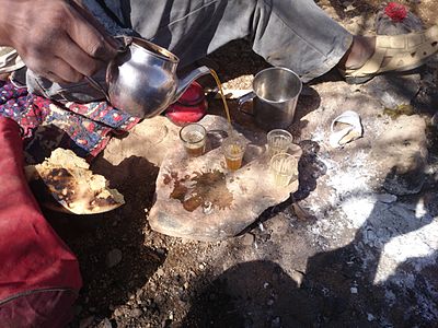 Приготовление мятного чая в пустыне