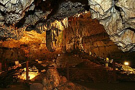 Сталактиты в пещере Баланканче