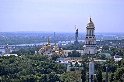 Киево-Печерская лавра на фоне памятника