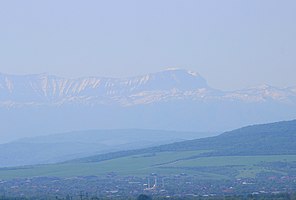 Майртуп на фоне горного хребта