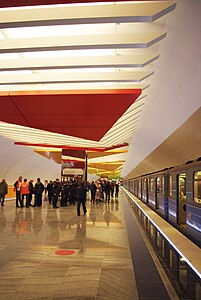 Первые пассажиры на станции. Вид в сторону центра. 9 ноября 2013 года