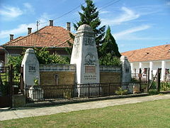 Памятник перед местом рождения Кароли Кишфалуди, г. Тет.