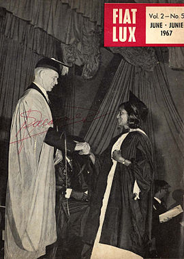 Обложка южноафриканского журнала Fiat Lux, No. 2—5, 1967: ректор Университетского колледжа в Дурбане С. П. Оливье вручает диплом бакалавра искусств выпускнице колледжа Раджасверрье Найду