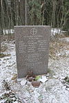 Памятник шведским и финским солдатам, погибшим в Калелово 10 июня 1944 года. Поставлен в 1993 году артиллеристами финских 17 и 18 тяжелых артиллерийских дивизионов (RASK PSTO 17 и 18).