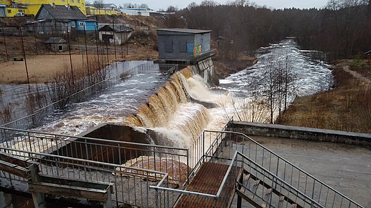 Плотина на реке Рощинке — недействующая Рощинская ГЭС. 2020 год