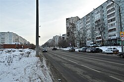 Улица Сафиуллина на участке между 8-м и 9-м микрорайонами (декабрь 2018)