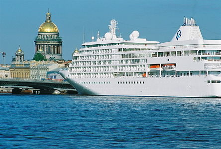 Круизное судно в Санкт-Петербурге на фоне Исакиевского собора