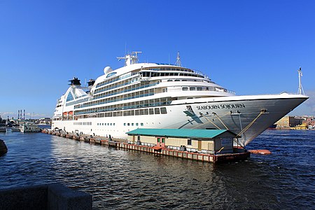 Круизное судно в Санкт-Петербурге