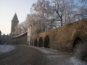 Оборонительная стена с башней