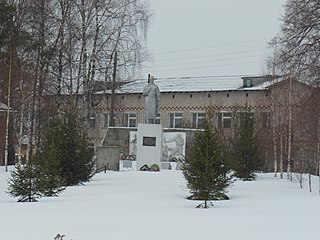 Памятник участникам шалеговцам в ВОВ. На заднем плане — здание школы. Апрель, 2014 г.