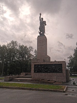 Памятник жертвам Кровавого воскресенья в центре кладбища.