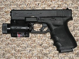 Пистолет Glock 23 третьего поколения с тактическим фонарём