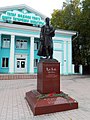 Здание Центра татарской культуры и памятник Кул Гали