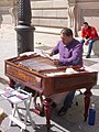 Цимбалист на площади Plaza de Oriente в Мадриде