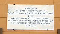 Мемориальная доска 1922 года на доме Пекори-Джиральди в Борго-Сан-Лоренцо, переданном приюту для сирот.