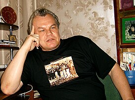 Беликов в фирменной майке дикороссов. Рабочий кабинет поэта в Перми. 2010 год.